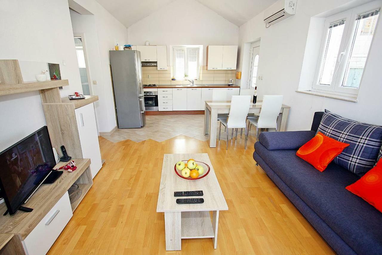 Apartmani Nila Pucisca Exterior photo
