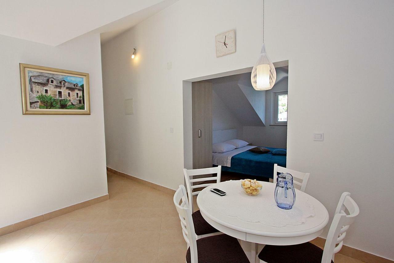 Apartmani Nila Pucisca Exterior photo
